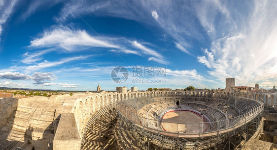 在美丽的夏日罗曼和两神剧院图片