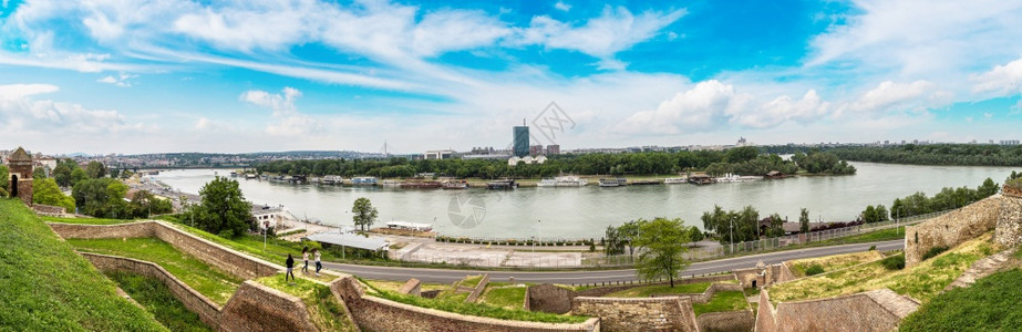 在美丽的夏日里从塞尔比亚的萨瓦河边贝尔格勒城市风景图片