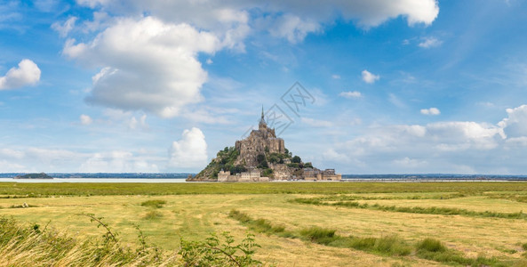 在美丽的夏日里蒙圣密歇尔修道院的全景图片