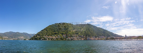 在一个美丽的夏日中在意大利的湖中可口图片