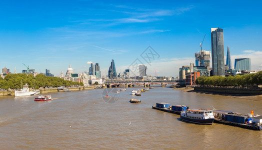 伦敦和黑弗里亚斯桥的城市景象在美丽的夏日英国联合王图片