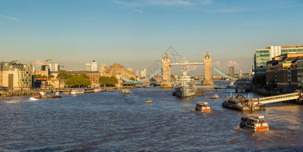 hmsbelfat战舰和塔桥在伦敦的隆登美丽夏日英国联合王图片