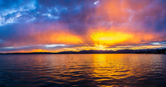 在一个美丽的夏天夜晚在意大利的迦纳湖上日落的全景图片