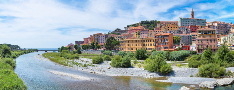在一个美丽的夏日意大利在古老的喷发米利亚镇一整座多彩的房屋在美丽夏日图片