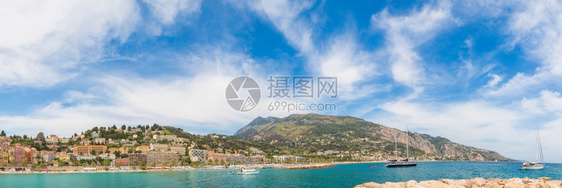 在美丽的夏日法国美景中曼顿市和美景中法国图片