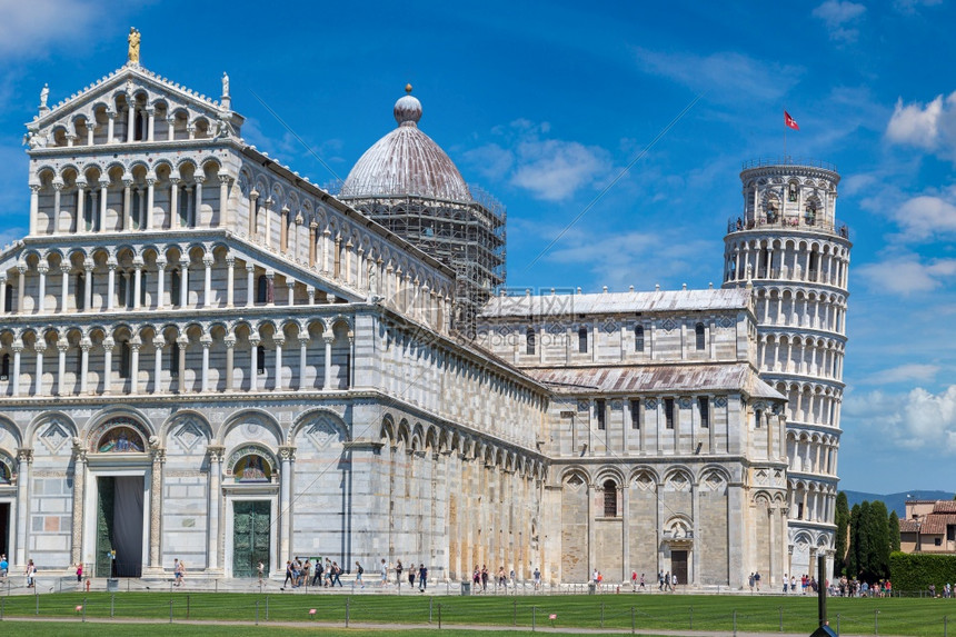 照片 自然风景 欧式建筑 倾斜的塔楼和比萨大教堂在的夏日美丽意大利.