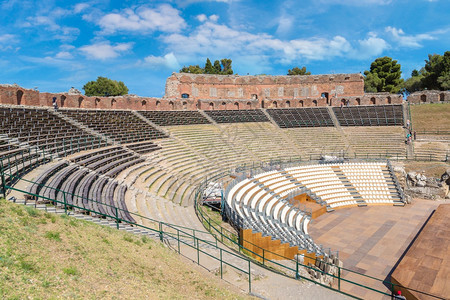 古希腊剧院的废墟在美丽夏日里图片