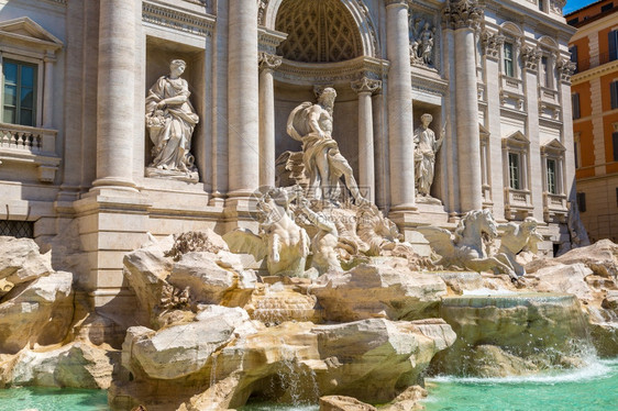 在罗马的泉水中在夏日的意大利图片