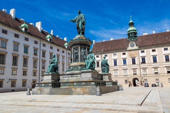 皇帝佛朗茨一世的纪念碑在美丽的夏日奥斯特里亚维芬纳的霍夫堡宫殿图片