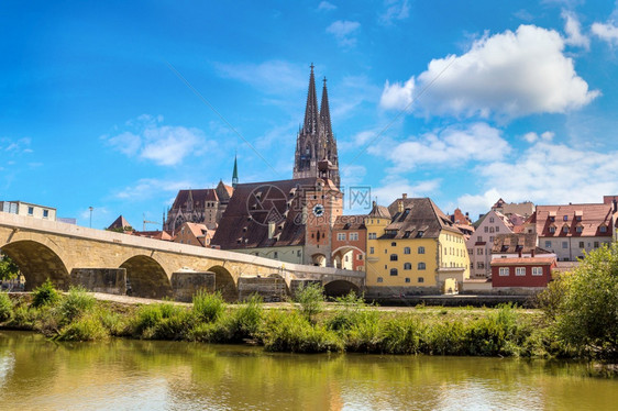 伦斯堡和大教堂在美丽的夏日德国图片