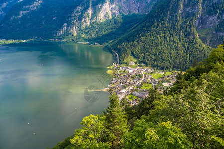 在美丽的夏日中对著名的Halzkmergut山村SalzkmergutAsria进行有名的Halst山村Ausria的空中巡视图片