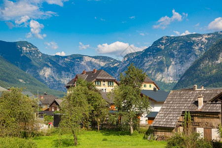 在美丽的夏日中对著名的Halzkmergut山村SalzkmergutAsria进行有名的Halst山村Ausria的空中巡视图片