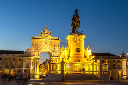 商业广场和jose国王的雕像在利斯本一个美丽的夏日夜中图片