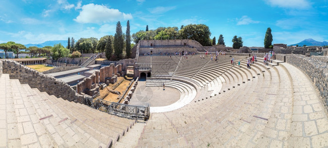 古城庞贝的罗马小剧院在79bc被火山喷发摧毁图片