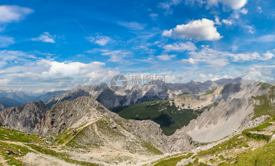 在一个美丽的夏日高山的阿尔卑斯图片