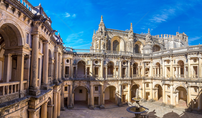 中世纪圣殿城堡在美丽的夏日中