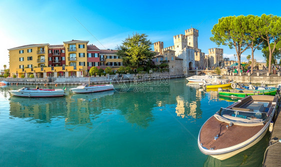 在一个美丽的夏日意大利在一个美丽的夏日里在湖边的Gard湖边的Mirmone的caligr城堡图片