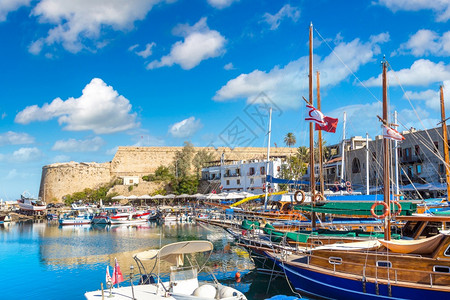 在美丽的夏日中在北锡勒斯的kyreniagre和kyniakyrenia的山顶城堡和历史港口图片