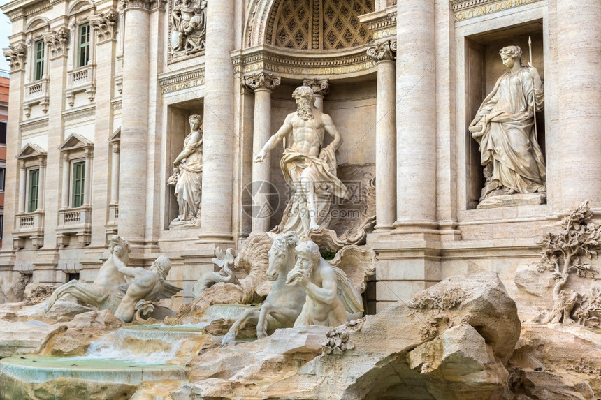 在罗马的泉水中在夏日的意大利图片