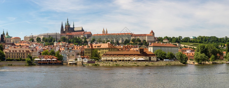 在一个美丽的夏日中Czech图片