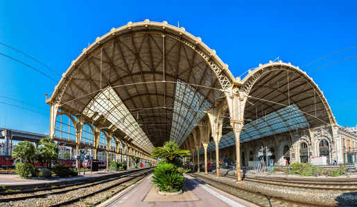 在美丽的夏日里火车站的好法兰西图片