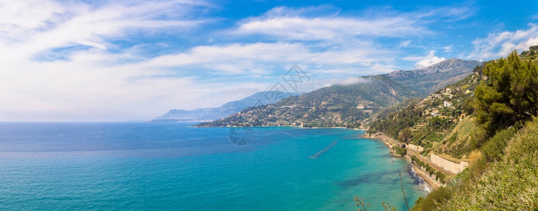 在美丽的夏日意大利风顺的海岸图片