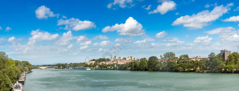 教皇宫殿和罗昂河在美丽的夏日里在阿维尼翁河里法兰西图片