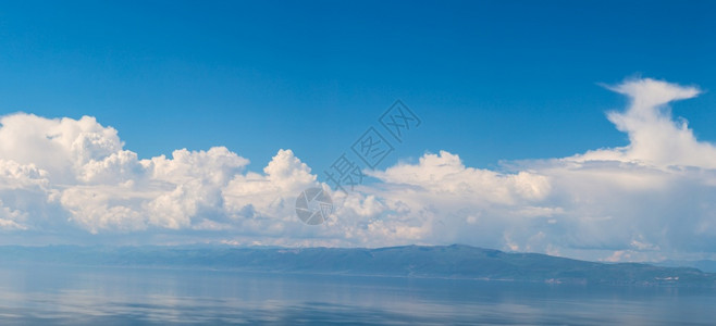 在美丽的夏季日中整个奥赫里德湖的全景曼塞多尼亚背景