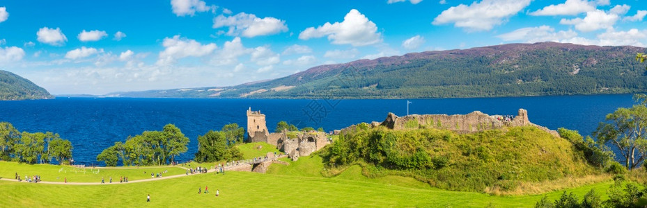 在美丽的夏日联合王国苏格兰的湖沿的古堡城图片