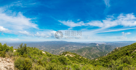 在美丽的夏日蒙色山脉的空中观察喀泰罗尼亚西班牙图片