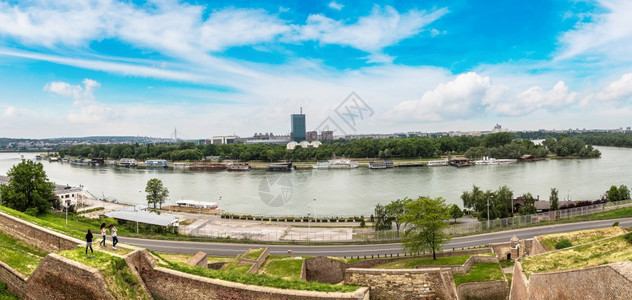 在美丽的夏日里从塞尔比亚的萨瓦河边贝尔格勒城市风景图片