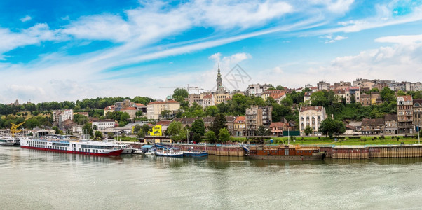 在美丽的夏日里从塞尔比亚的萨瓦河边贝尔格勒城市风景图片