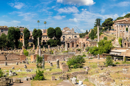 在意大利罗马的一个夏日论坛的古老废墟图片