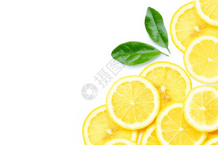 白色背景的新鲜柠檬切片图片