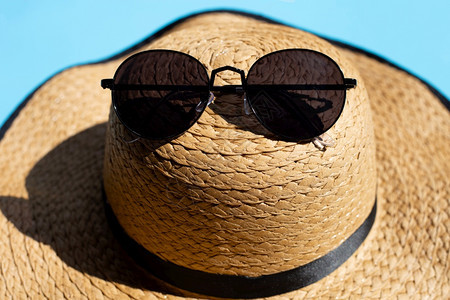 戴着太阳镜的暑假帽蓝底太阳镜享受节日概念吧图片