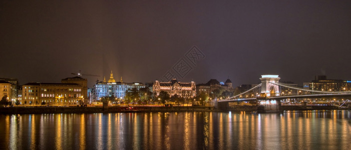 深夜风景美通向明亮的历史部分和横跨河流的链桥在最明亮坚固的河中夜光照向历史部分河中最明亮坚固的河中链桥夜光照向历史部分和最明亮的图片