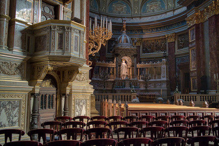里面有美丽的天主教堂里面有绘画壁大理石雕塑和教堂座椅图片