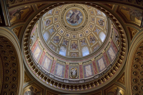 里面的天主教大堂圆的的装饰美丽多彩画壁和在茂树上图片