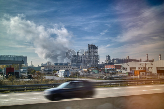 蓝云天空背景的大型电厂以及最茂密的蓝云天空背景大型电厂图片