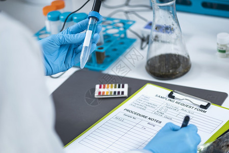 在经过认证的实验室进行有机农业产品质量测试背景图片
