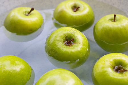 水中的新鲜绿苹果洗水概念图片