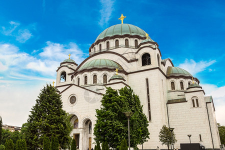 城市白色背景塞尔维亚贝尔格莱德的圣萨瓦东正教教堂在一个美丽的夏日背景