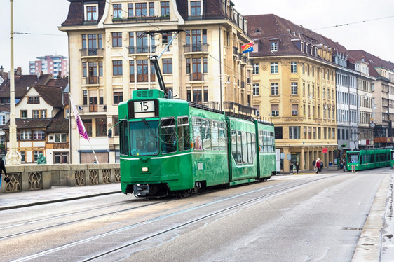 在美丽的夏日基塔城市电车中瑞士图片