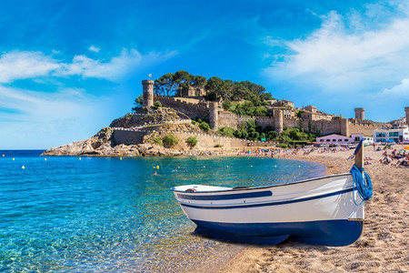 在美丽的夏日中在托萨德马尔海滩和堡垒上花大浪加泰罗尼亚西班牙图片