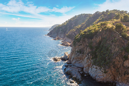 在美丽的夏日中靠近太阳的海岸空中航向托萨德马尔附近图片