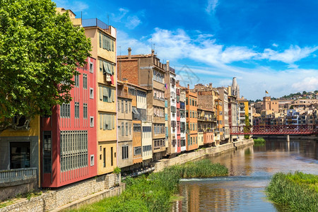 在吉罗纳的多彩房子和艾菲尔桥在一个美丽的夏日加泰罗尼亚西班牙图片