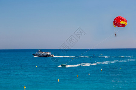 在美丽的夏日里和一艘船在海边和一艘好船起在美丽的夏日里图片