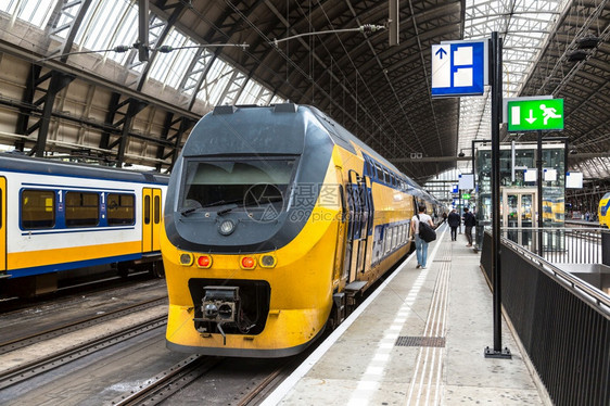 在一个美丽的夏日阿姆斯特丹中央火车站图片