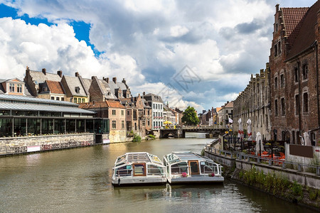 古城的运河在美丽夏日里以绅士身份在古城的运河里图片