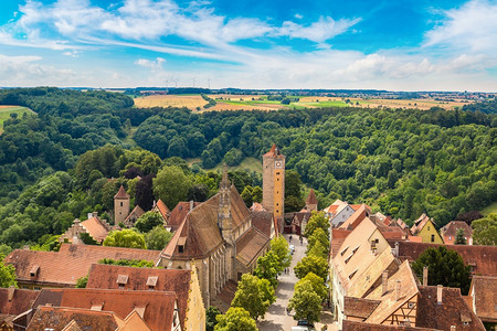 在美丽的夏日里德国环游着罗亨堡的空中景象图片